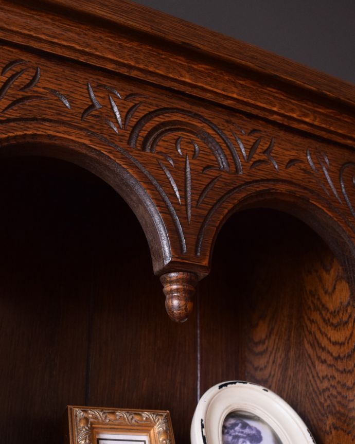 アンティークのキャビネット アンティーク家具 英国生まれのアンティーク家具、上品なドレッサー(カップボード)。キャビネットの上部、中央は、オープンタイプの収納になっています。(k-1569-f)