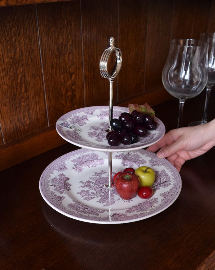 アンティークのキャビネット アンティーク家具 英国生まれのアンティーク家具、上品なドレッサー(カップボード)。オープンスペースには、2段タイプのケーキスタンドも置けます。(k-1569-f)