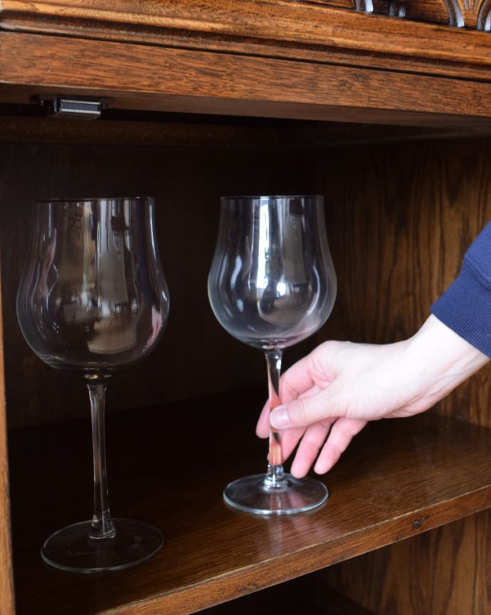 アンティークのキャビネット アンティーク家具 英国生まれのアンティーク家具、上品なドレッサー(カップボード)。ワイングラスやシャンパングラスも沢山収納できます。(k-1569-f)