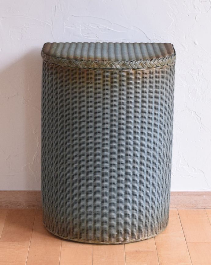 ロイドルーム　アンティーク家具　LLOYD LOOMのアンティーク家具、ハーフムーン型のランドリーボックス。大人っぽい落ち着いた色なので、寝室にいかがでしょうか？籐と違って裂けやきしみもなく、湿気にも強いんです。(k-1570-f)