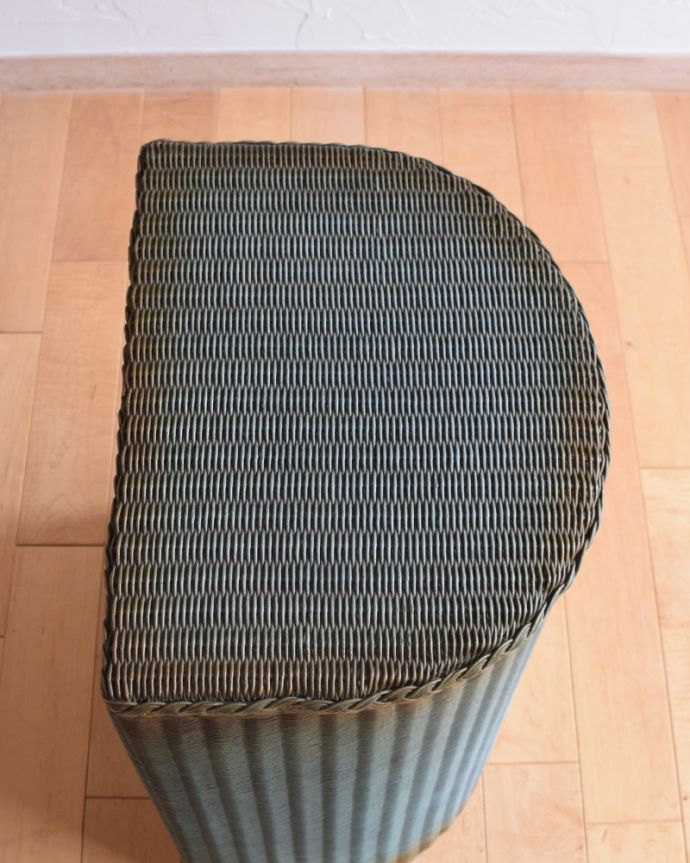 ロイドルーム　アンティーク家具　LLOYD LOOMのアンティーク家具、ハーフムーン型のランドリーボックス。天板もキレイな状態です。(k-1570-f)