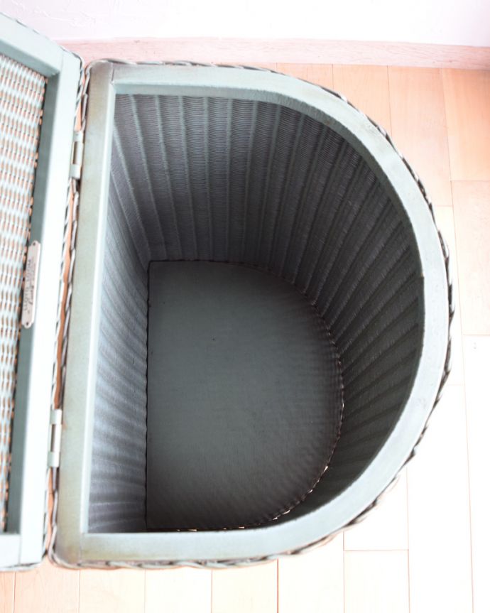 ロイドルーム　アンティーク家具　LLOYD LOOMのアンティーク家具、ハーフムーン型のランドリーボックス。中も修復してあるので、実用的になんでも入れて頂けます。(k-1570-f)