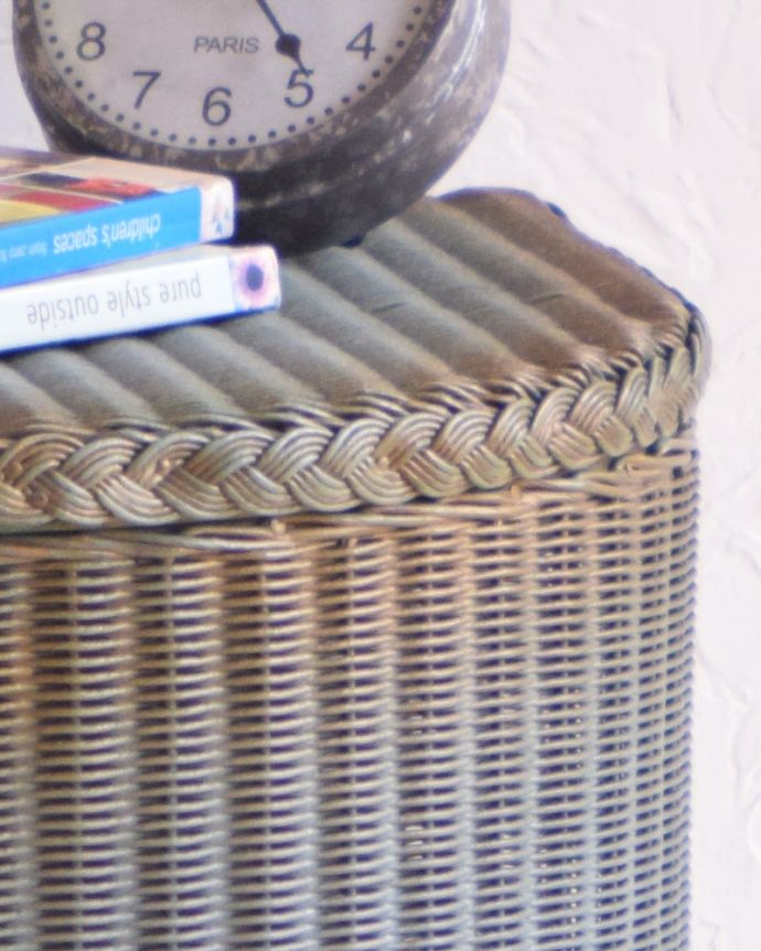 ロイドルーム　アンティーク家具　LLOYD LOOMのアンティーク家具、ハーフムーン型のランドリーボックス。ふたの縁には可愛い編み目があります。(k-1570-f)