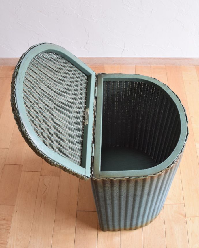 ロイドルーム　アンティーク家具　LLOYD LOOMのアンティーク家具、ハーフムーン型のランドリーボックス。金具でつないでいるので安心です。(k-1570-f)