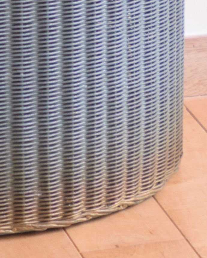 ロイドルーム　アンティーク家具　LLOYD LOOMのアンティーク家具、ハーフムーン型のランドリーボックス。底もしっかりとした安定感があります。(k-1570-f)