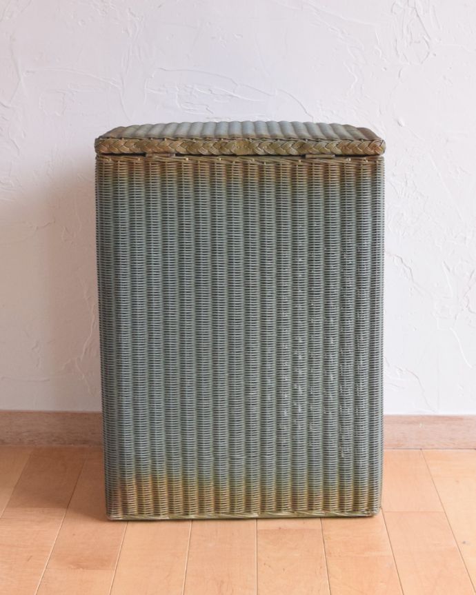 ロイドルーム　アンティーク家具　LLOYD LOOMのアンティーク家具、ハーフムーン型のランドリーボックス。アンティークは新品ではないので、もちろん経年変化によるキズはありますが、専門の職人が目立たないようキレイにお直しをしているので、後姿までキレイです。(k-1570-f)