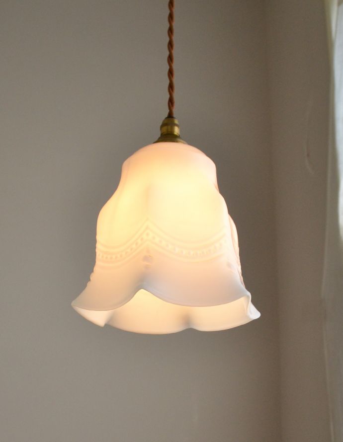 ペンダントライト 照明・ライティング 美しい模様を描いたドレッシーなアンティーク天井付け照明(ペンダントライト)。電気が点くと、オレンジ色に染まります。(k-1570-z)