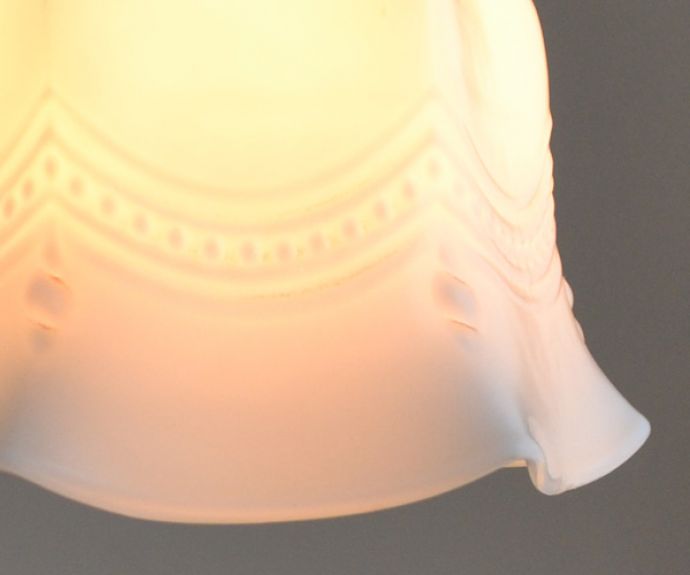 ペンダントライト 照明・ライティング 美しい模様を描いたドレッシーなアンティーク天井付け照明(ペンダントライト)。シェードから漏れる光に癒されます。(k-1570-z)