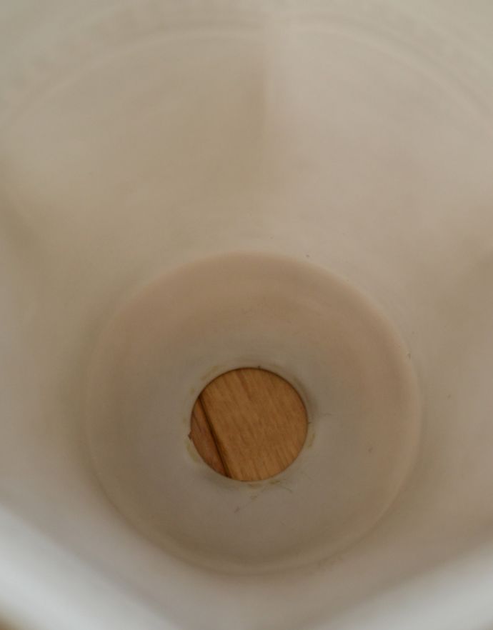 ペンダントライト 照明・ライティング 美しい模様を描いたドレッシーなアンティーク天井付け照明(ペンダントライト)。アンティークは新品ではないので、経年変化によるキズはありますが、専門の職人によって目立たないようにキレイにお直しをしています。(k-1570-z)