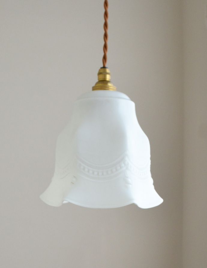 ペンダントライト 照明・ライティング 美しい模様を描いたドレッシーなアンティーク天井付け照明(ペンダントライト)。【 シェードのサイズ 】直径16×高さ14.5cmコードは50、80cm以外にも、ご希望の長さで加工してお届けします。(k-1570-z)