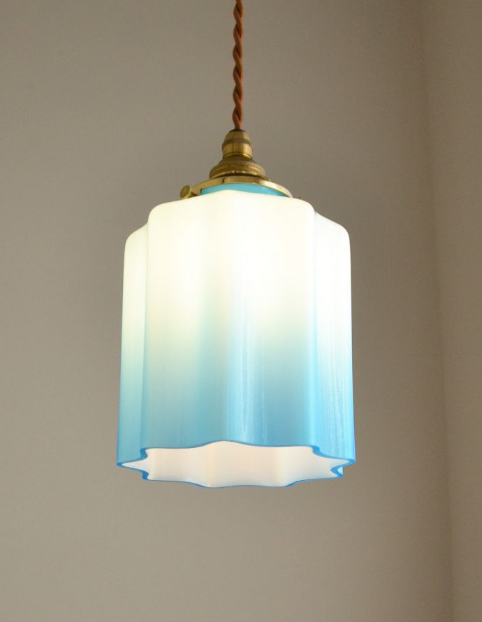 ペンダントライト 照明・ライティング 清々しいブルーカラーのアンティーク天井付け照明(ペンダントライト)。電気を点けてみて、ビックリ!とってもキレイなグラデーションに染まりました。(k-1571-z)