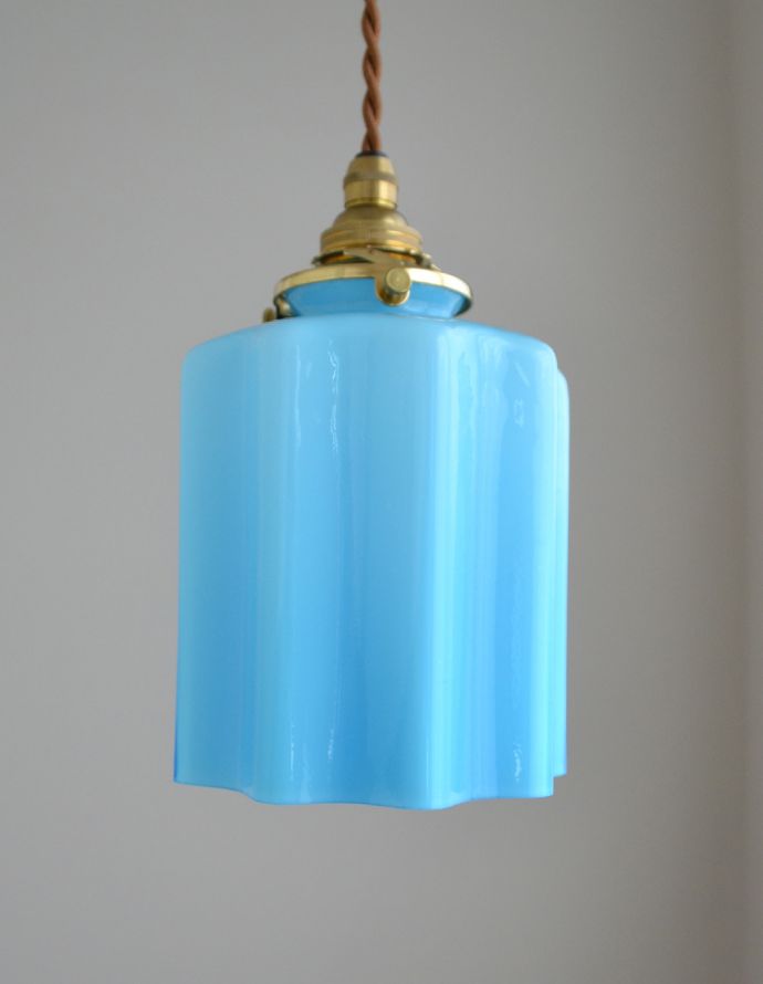 ペンダントライト 照明・ライティング 清々しいブルーカラーのアンティーク天井付け照明(ペンダントライト)。ついうっとりと見入ってしまう鮮やかなブルー。(k-1571-z)