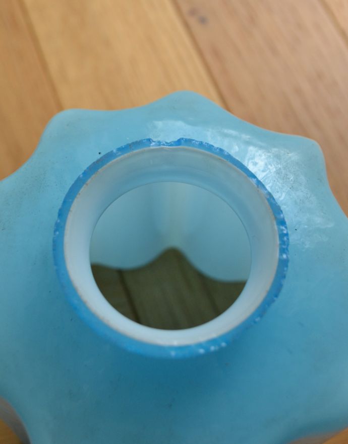 ペンダントライト 照明・ライティング 清々しいブルーカラーのアンティーク天井付け照明(ペンダントライト)。アンティークは新品ではないので、経年変化によるキズはありますが、専門の職人によって目立たないようにキレイにお直しをしています。(k-1571-z)