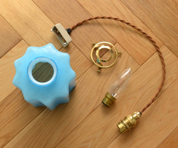 ペンダントライト 照明・ライティング 清々しいブルーカラーのアンティーク天井付け照明(ペンダントライト)。ガラスシェード、コード、電球1個、ギャラリーを全てセットでお届けするので、届いてすぐに取り付けられます。(k-1571-z)