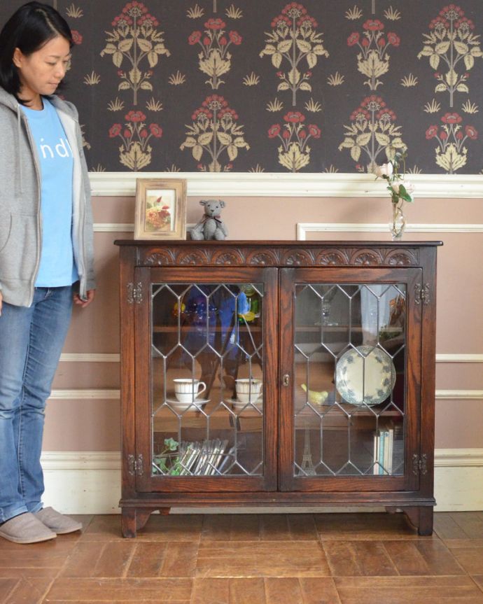 アンティークのキャビネット アンティーク家具 イギリスから届いたアンティーク家具、ケイム材のガラス戸とお花の彫りが美しいブックケース(本棚) 。こんなキレイなキャビネットがあったら、開くだけで楽しい気持ちになります。(k-1572-f)