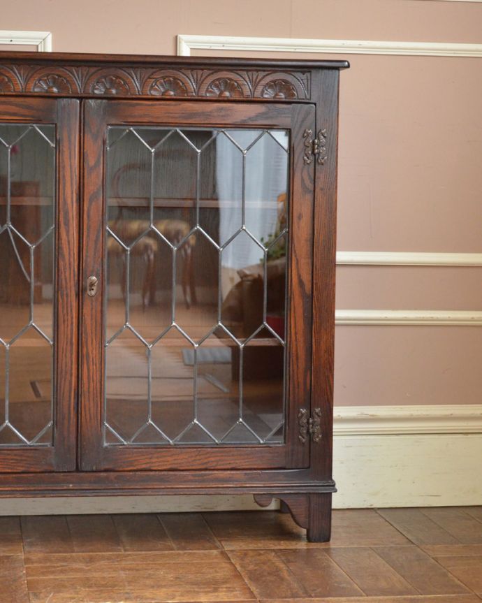 アンティークのキャビネット アンティーク家具 イギリスから届いたアンティーク家具、ケイム材のガラス戸とお花の彫りが美しいブックケース(本棚) 。アンティークのガラスがキレイにはめ込んであります。(k-1572-f)