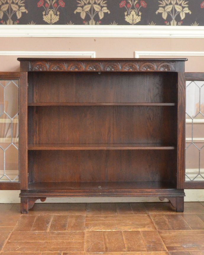 アンティークのキャビネット アンティーク家具 イギリスから届いたアンティーク家具、ケイム材のガラス戸とお花の彫りが美しいブックケース(本棚) 。食器や写真立て、本やDVDなどなど、たくさん飾ればディスプレイの幅が広がります!ガラスが大きいので、中に飾ったものがいい感じに見えてオシャレになります。(k-1572-f)