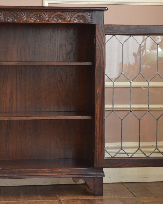 アンティークのキャビネット アンティーク家具 イギリスから届いたアンティーク家具、ケイム材のガラス戸とお花の彫りが美しいブックケース(本棚) 。棚板は取り外すことも可能です。(k-1572-f)
