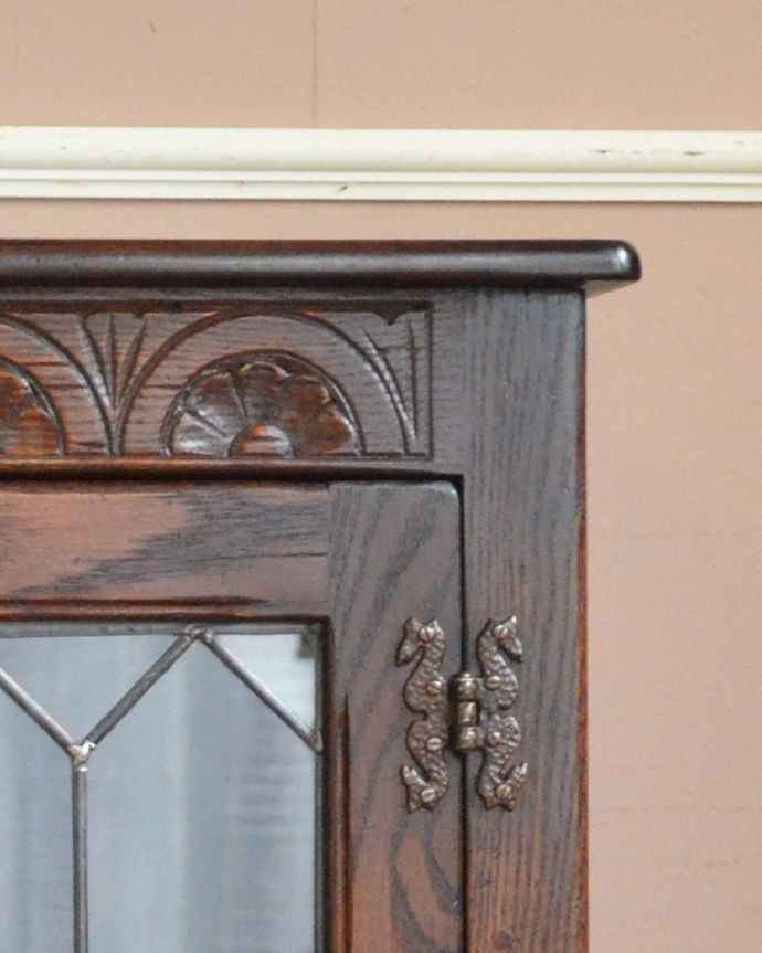 アンティークのキャビネット アンティーク家具 イギリスから届いたアンティーク家具、ケイム材のガラス戸とお花の彫りが美しいブックケース(本棚) 。風格と品があるので、リビングはもちろん、和室や書斎、客間にも最適。(k-1572-f)