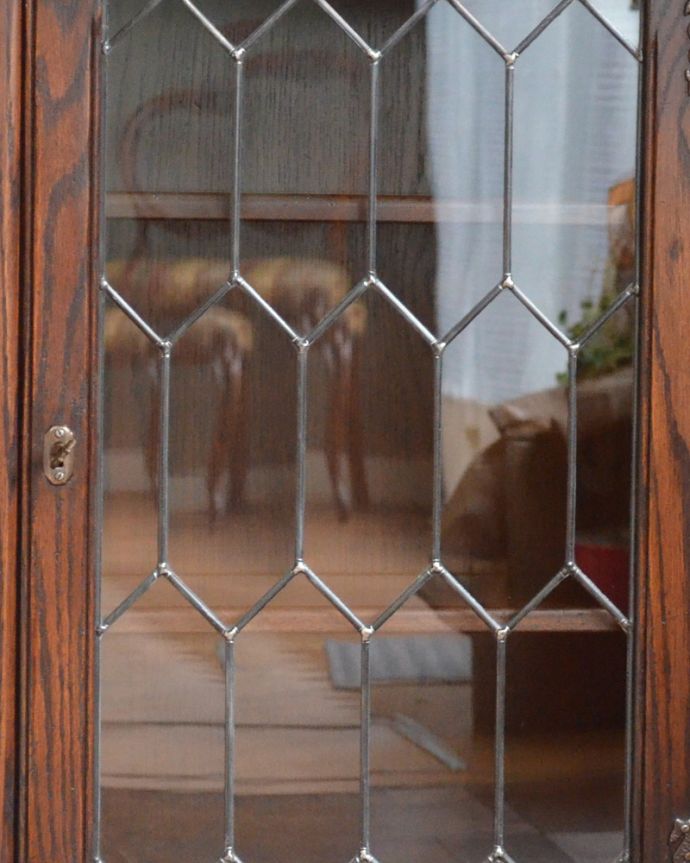 アンティークのキャビネット アンティーク家具 イギリスから届いたアンティーク家具、ケイム材のガラス戸とお花の彫りが美しいブックケース(本棚) 。ケイムが上品なアクセントになっています。(k-1572-f)