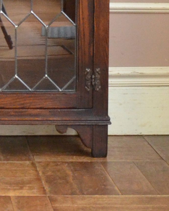 アンティークのキャビネット アンティーク家具 イギリスから届いたアンティーク家具、ケイム材のガラス戸とお花の彫りが美しいブックケース(本棚) 。安定感のある脚がしっかり支えます。(k-1572-f)