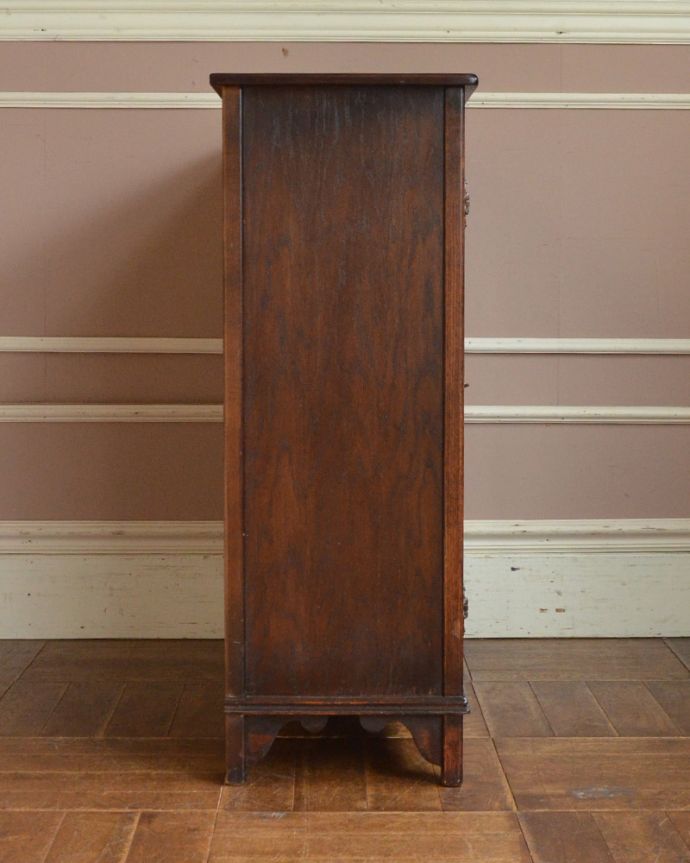 アンティークのキャビネット アンティーク家具 イギリスから届いたアンティーク家具、ケイム材のガラス戸とお花の彫りが美しいブックケース(本棚) 。サイドから見ても美しいです!しっかり作られているので、安心してお使いいただけます。(k-1572-f)