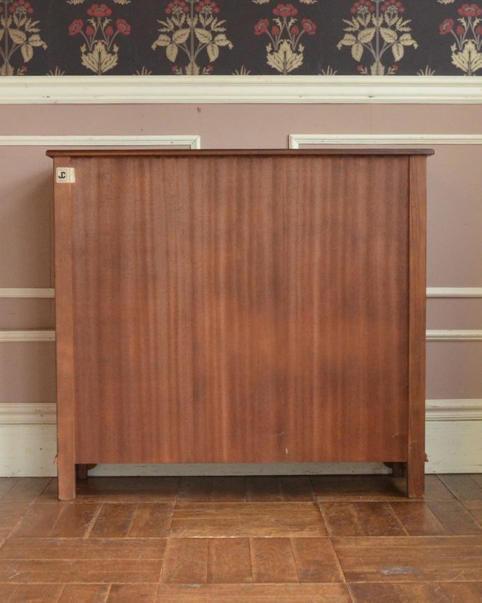 アンティークのキャビネット アンティーク家具 イギリスから届いたアンティーク家具、ケイム材のガラス戸とお花の彫りが美しいブックケース(本棚) 。アンティークは新品ではないので、もちろん経年変化によるキズはありますが、専門の職人が目立たないようキレイにお直しをしているので、後姿までキレイです。(k-1572-f)