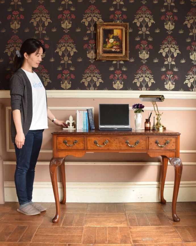 アンティークのデスク・書斎机　アンティーク家具　イギリスのシックなアンティーク家具、書斎で使うウォルナット材の美しいデスク。落ち着いた雰囲気のデスク。(k-1573-f)