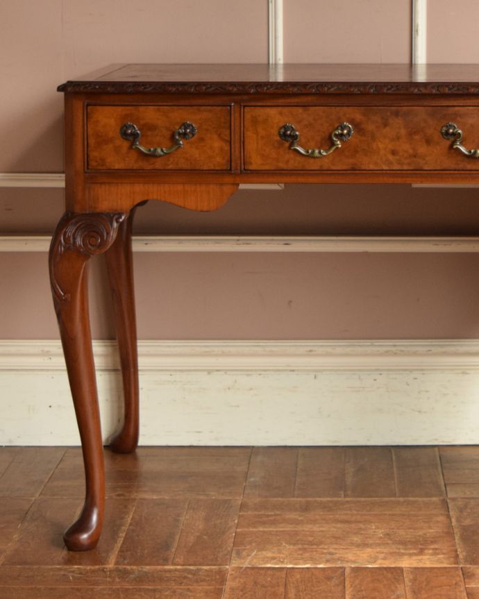 アンティークのデスク・書斎机　アンティーク家具　イギリスのシックなアンティーク家具、書斎で使うウォルナット材の美しいデスク。上品で落ち着きのあるデスク。(k-1573-f)