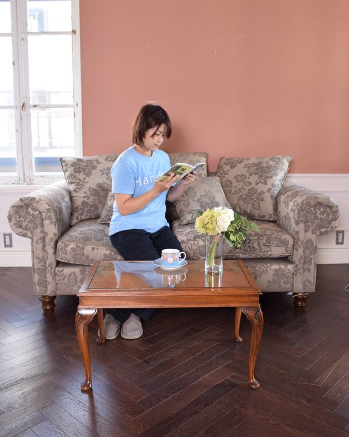 ロイドテーブル　アンティーク家具　ガラストップで仕上げた美しいコーヒーテーブル、ウォルナット材の英国アンティーク家具。美しい曲線美がフランスらしいんです。(k-1574-f)