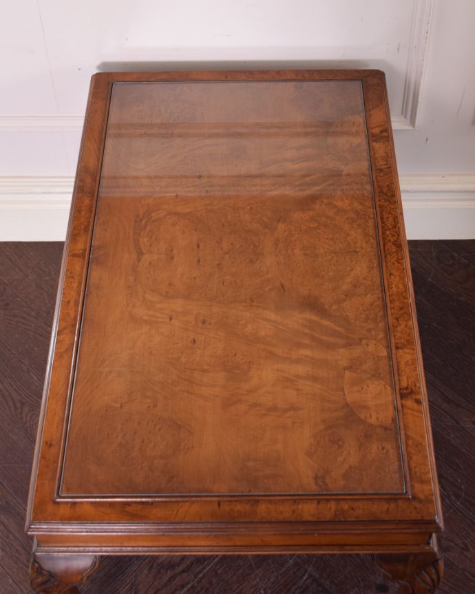 ロイドテーブル　アンティーク家具　ガラストップで仕上げた美しいコーヒーテーブル、ウォルナット材の英国アンティーク家具。何を置こうかな･･･？上から見ると、天板はこんな感じ。(k-1574-f)