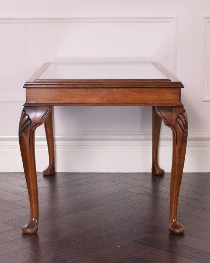 ロイドテーブル　アンティーク家具　ガラストップで仕上げた美しいコーヒーテーブル、ウォルナット材の英国アンティーク家具。横から見てもステキ脚の美しさが自慢のテーブル！猫脚が優雅なテーブルです。(k-1574-f)