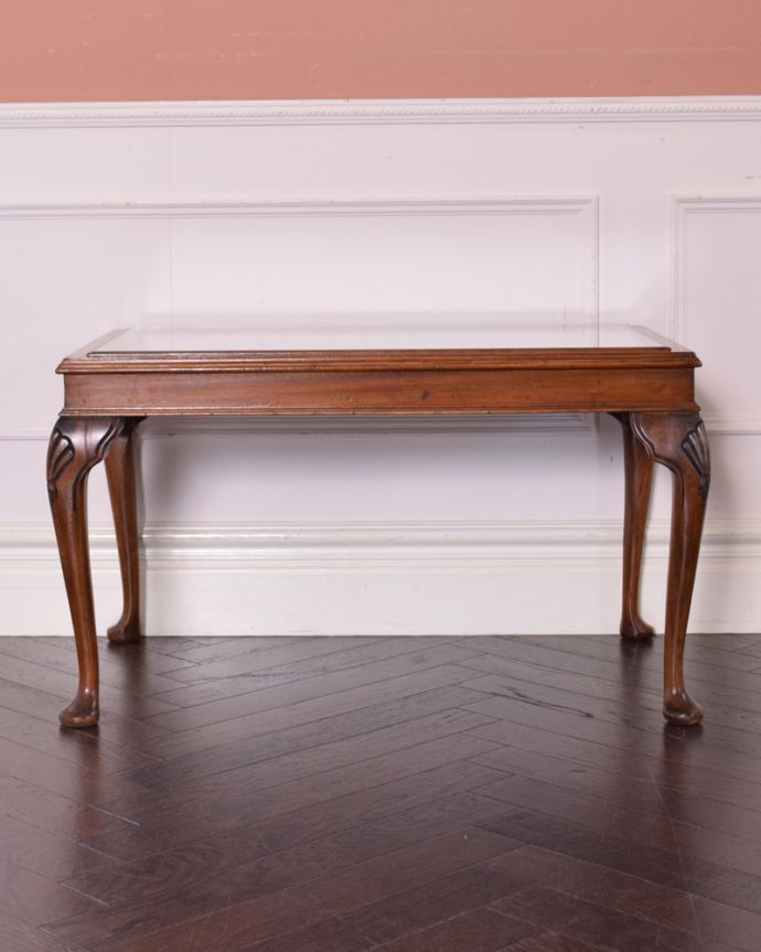 ロイドテーブル　アンティーク家具　ガラストップで仕上げた美しいコーヒーテーブル、ウォルナット材の英国アンティーク家具。メンテナンスしてあるので後姿もキレイ！アンティークは新品ではないので、もちろん経年変化によるキズはありますが、専門の職人が目立たないようキレイにお直しをしているので、後姿までキレイです。(k-1574-f)