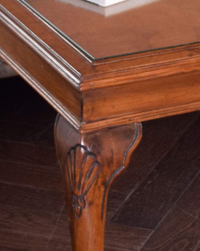 ロイドテーブル　アンティーク家具　ガラストップで仕上げた美しいコーヒーテーブル、ウォルナット材の英国アンティーク家具。やっぱり彫が一番！脚にはシェルモチーフの美しい彫があります。(k-1574-f)