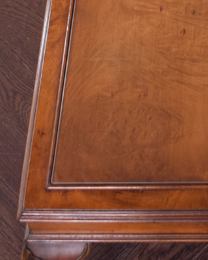 ロイドテーブル　アンティーク家具　ガラストップで仕上げた美しいコーヒーテーブル、ウォルナット材の英国アンティーク家具。縁どりにまでキレイにカッティング角もきれいに仕上がっています。(k-1574-f)