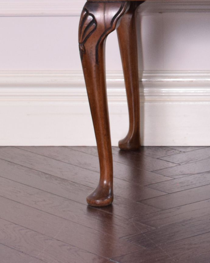 ロイドテーブル　アンティーク家具　ガラストップで仕上げた美しいコーヒーテーブル、ウォルナット材の英国アンティーク家具。脚先までこだわりのシルエット美しい猫脚でしっかりテーブルを支えます。(k-1574-f)