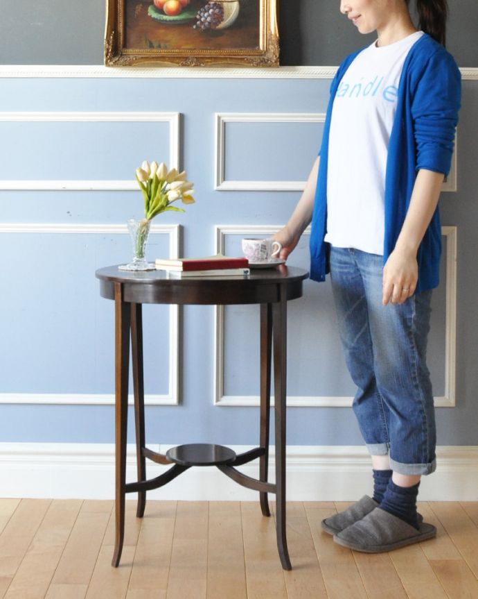 ロイドテーブル　アンティーク家具　高級感があるアンティーク英国家具、棚が付いたオケージョナルテーブル。そっと壁に付けて置くだけで、オシャレな雰囲気に。(k-1576-f)