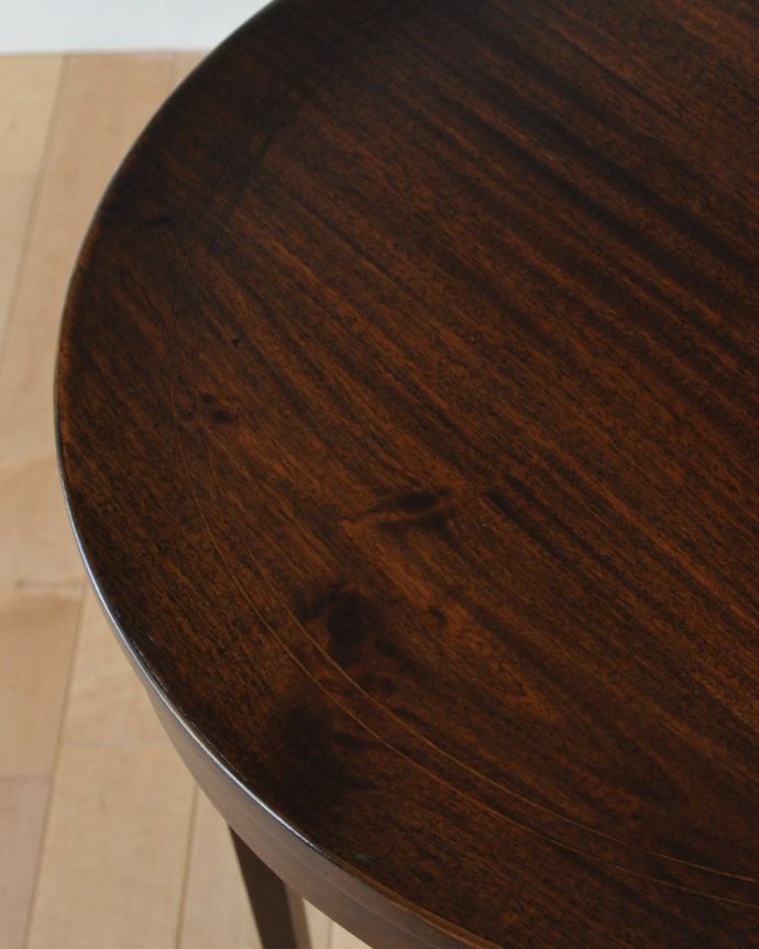 ロイドテーブル　アンティーク家具　高級感があるアンティーク英国家具、棚が付いたオケージョナルテーブル。高級感のある木目です。(k-1576-f)