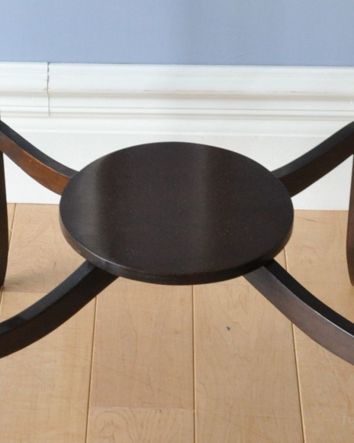 ロイドテーブル　アンティーク家具　高級感があるアンティーク英国家具、棚が付いたオケージョナルテーブル。下にはちょっとした物置があります。(k-1576-f)