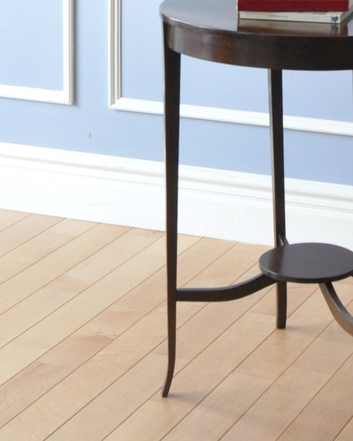 ロイドテーブル　アンティーク家具　高級感があるアンティーク英国家具、棚が付いたオケージョナルテーブル。細い脚先が繊細でステキ。(k-1576-f)