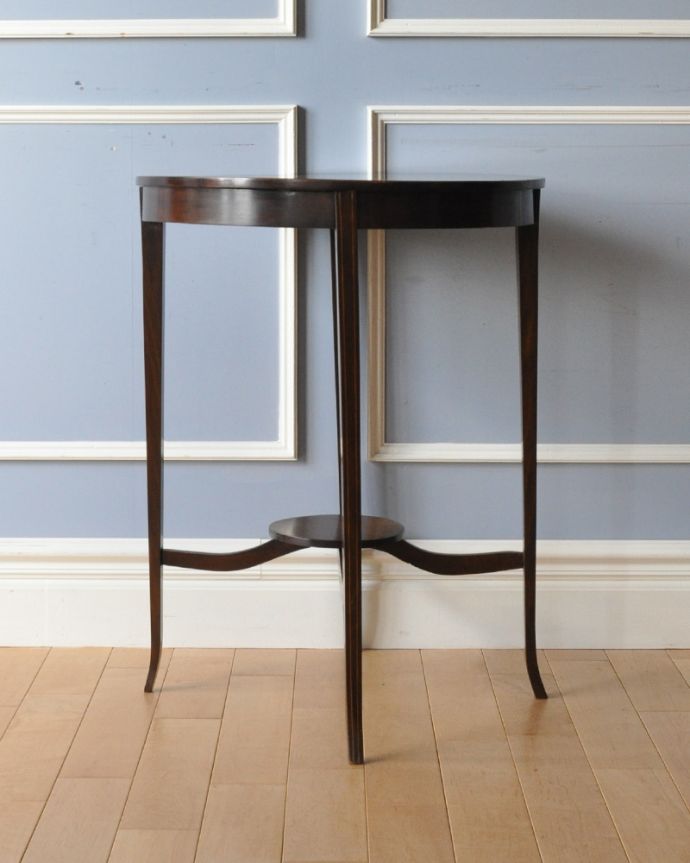 ロイドテーブル　アンティーク家具　高級感があるアンティーク英国家具、棚が付いたオケージョナルテーブル。細くて繊細なラインが美しい脚。(k-1576-f)