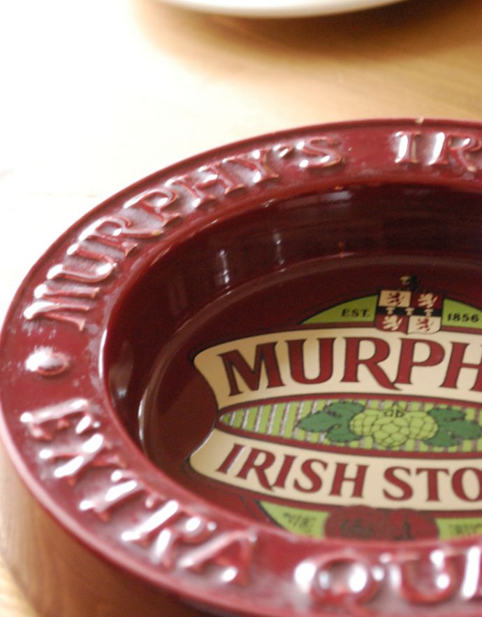 テーブルウェア(食器)　アンティーク雑貨　イギリスアンティーク雑貨、マーフィーズのアッシュトレイ（MURPHYS）。マーフィーズのエンボスロゴがお洒落です。(k-1576-z)