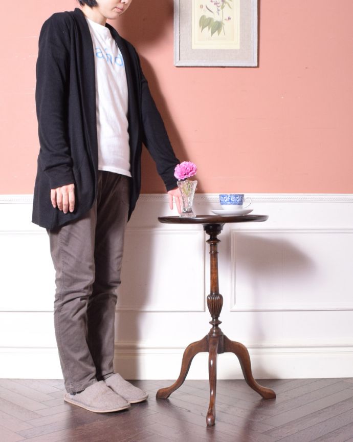 ロイドテーブル アンティーク家具 英国アンティーク家具、コンパクトなオケージョナルテーブル(ティーテーブル)。玄関で花器を飾ったり、ソファの横に持ってくれば、ちょうどいいサイドテーブルに。(k-1577-f)