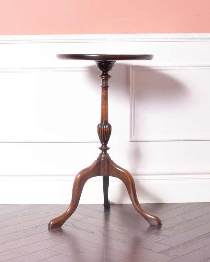 ロイドテーブル アンティーク家具 英国アンティーク家具、コンパクトなオケージョナルテーブル(ティーテーブル)。1つ1つキレイな装飾には、思わずうっとりしてしまいます。(k-1577-f)