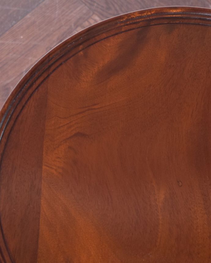 ロイドテーブル アンティーク家具 英国アンティーク家具、コンパクトなオケージョナルテーブル(ティーテーブル)。縁にも彫で装飾があります。(k-1577-f)