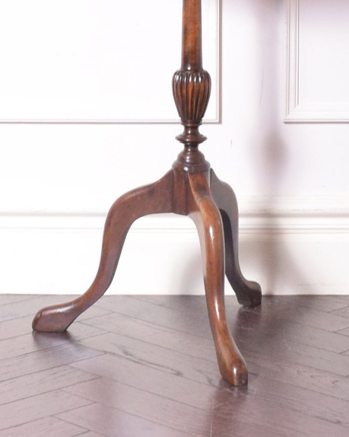 ロイドテーブル アンティーク家具 英国アンティーク家具、コンパクトなオケージョナルテーブル(ティーテーブル)。女性らしい可憐なテーブルです。(k-1577-f)