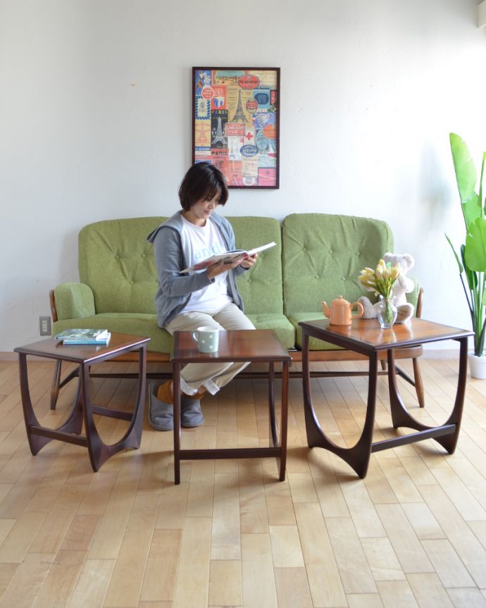 G-PLAN(Gプラン) アンティーク家具 3つのテーブルがセットで届く!G-PLANのアンティークネストテーブル。大きいテーブルはソファの前に小さなテーブルはベッドの横にとお家の色々なところで役に立ってくれます。(k-1578-f)