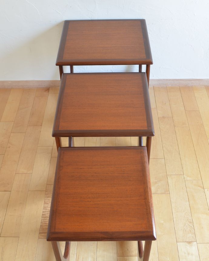 G-PLAN(Gプラン) アンティーク家具 3つのテーブルがセットで届く!G-PLANのアンティークネストテーブル。モダンでかっこいいテーブルが3つセットで届きます。(k-1578-f)