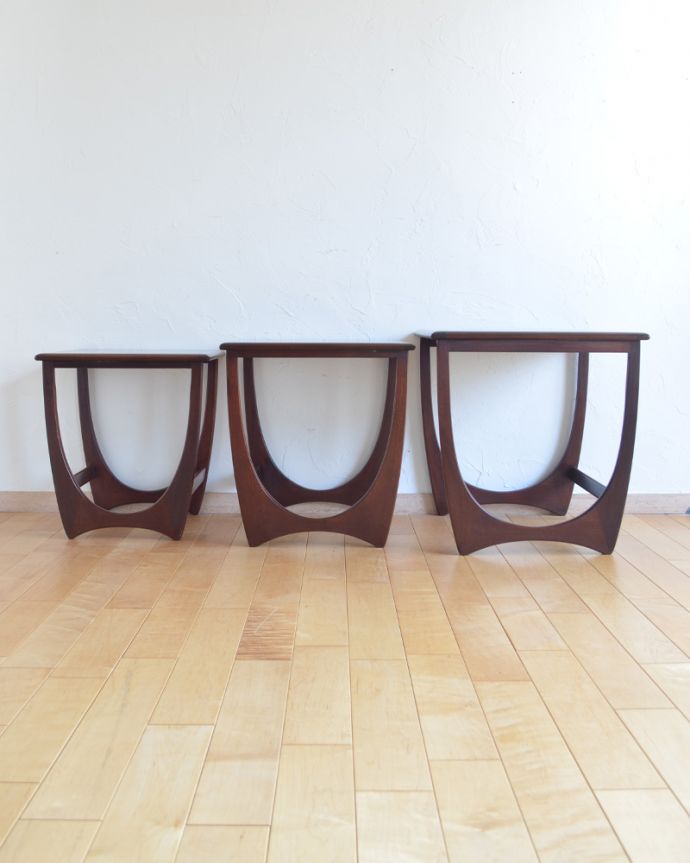 G-PLAN(Gプラン) アンティーク家具 3つのテーブルがセットで届く!G-PLANのアンティークネストテーブル。大・中・小サイズのテーブルをセットでお届けします。(k-1578-f)