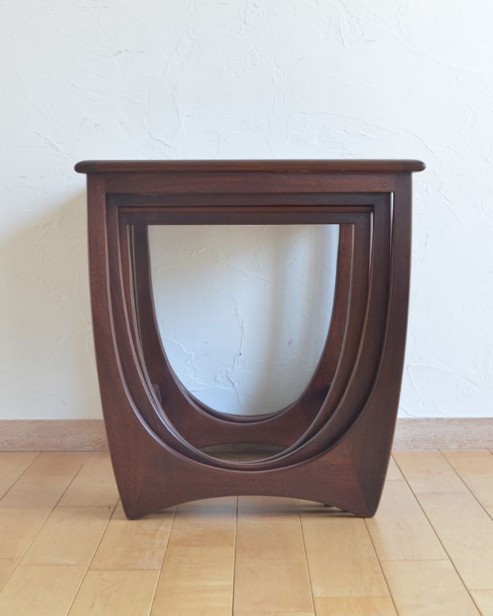 G-PLAN(Gプラン) アンティーク家具 3つのテーブルがセットで届く!G-PLANのアンティークネストテーブル。アンティークは新品ではないので、もちろん経年変化によるキズはありますが、専門の職人が目立たないようキレイにお直しをしているので、後姿までキレイです。(k-1578-f)